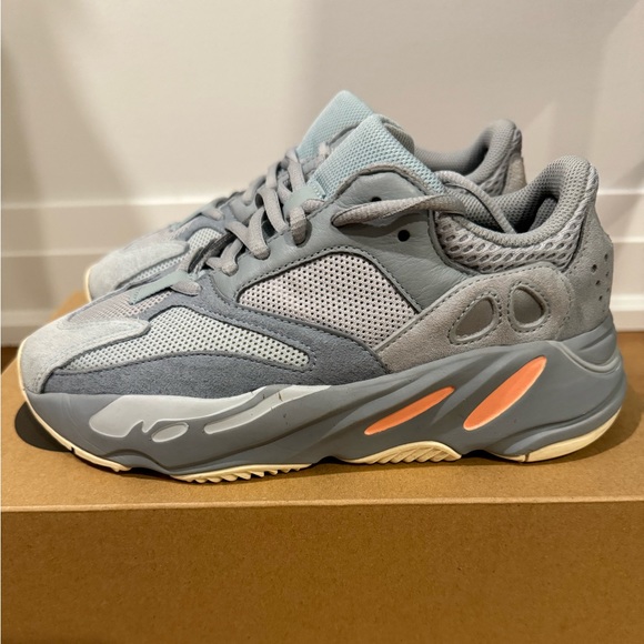 Adidas Yeezy Boost 700 - Picture 5 of 9
